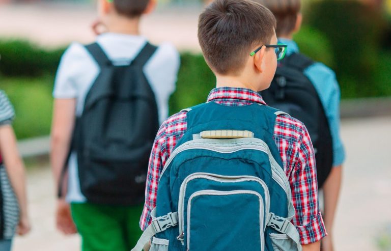 De ce nu ar trebui să treci pe ghiozdan numele copilului. Lucruri bine de știut