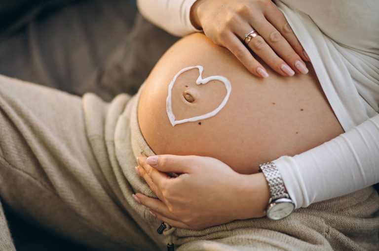 De ce nu e bine să porți ojă sau unghii false la naștere. Pericolul nebănuit