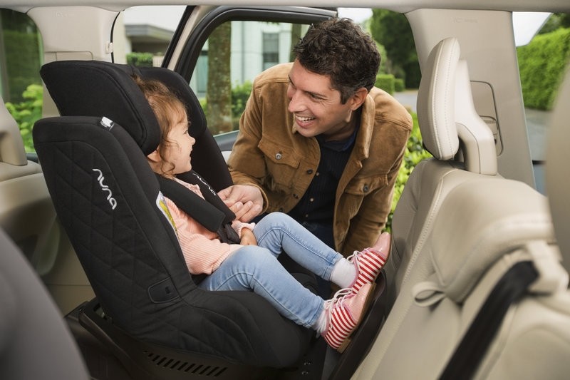 De la ce vârstă poate să stea copilul pe locul din față din mașină