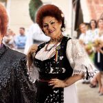 Elena Merișoreanu le poartă noroc tinerilor căsătoriți cărora le cântă la nuntă