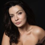 Ce ținută provocatoare a purtat Anca Dinicu la avanpremiera filmului în care joacă