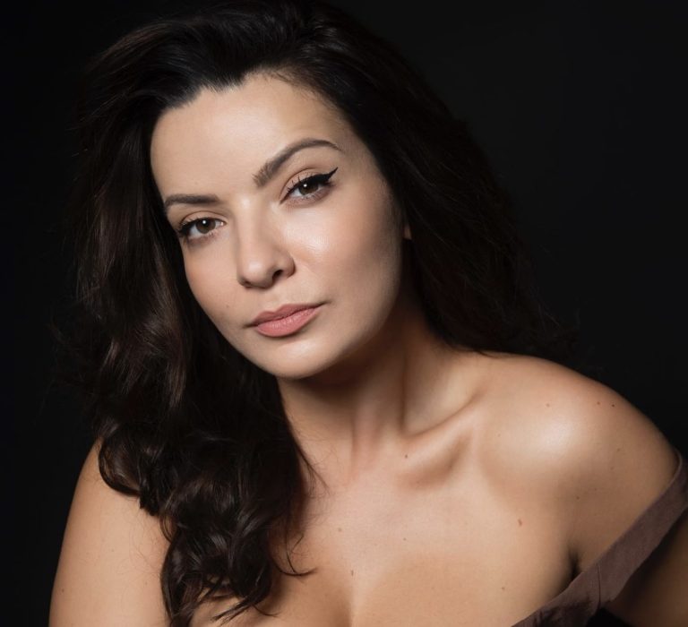 Ce ținută provocatoare a purtat Anca Dinicu la avanpremiera filmului în care joacă. Rochia cu care a atras toate privirile. FOTO