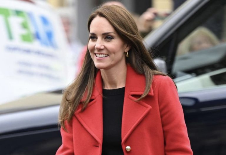Kate Middleton, apariție fabuloasă într-un palton roșu. Ea și soțul ei au avut prima vizită oficială în calitate de Prinț și Prințesă de Wales
