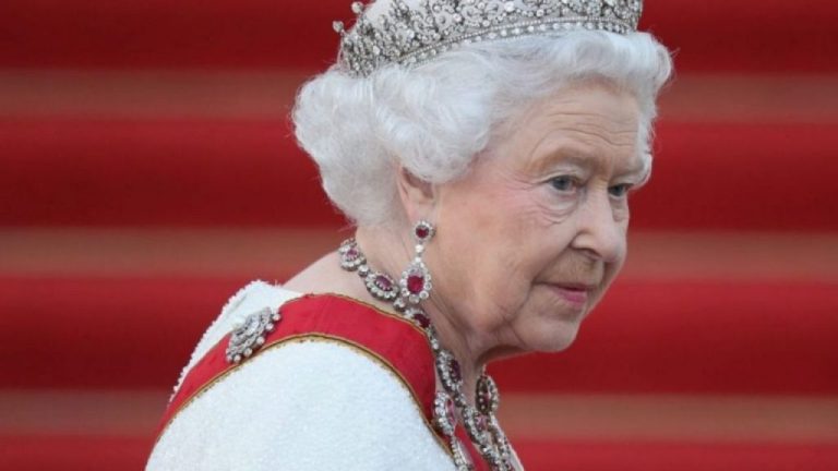 Misterul din spatele ultimei imagini în care apare Elisabeta a II-a. Detaliul observat de un fotograf
