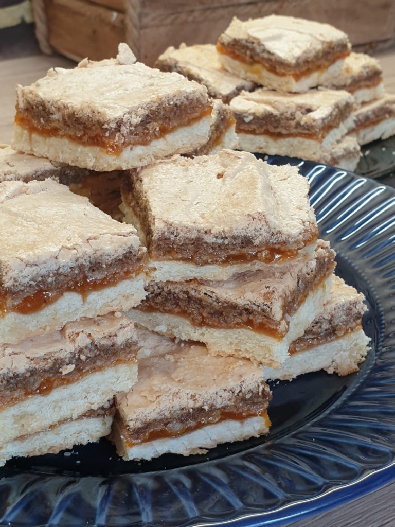 Prăjitură cu gem de caise și bezea cu nucă. Trucul secret pentru a obține bezeaua perfectă