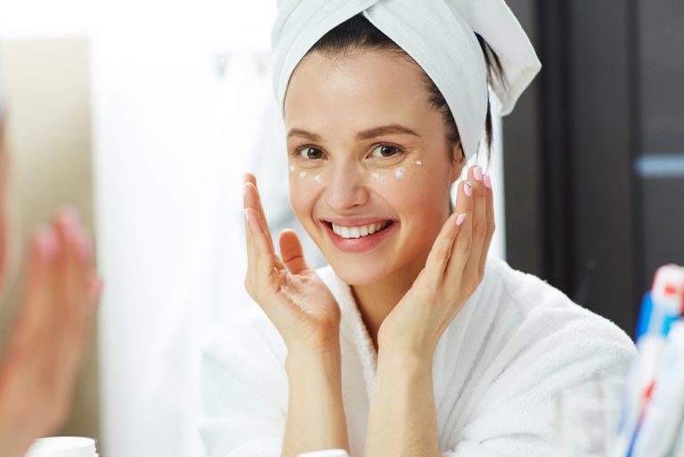 Semnul care îți arată clar că nu folosești crema de față potrivită tenului tău. Ce modificări apar pe piele