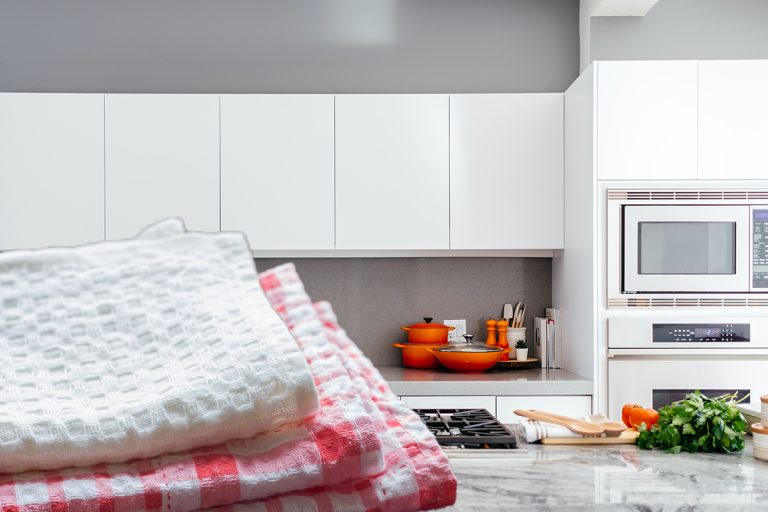 Cum să scapi de petele dificile de pe prosoapele de bucătărie cu o soluție banală. Trucul este ieftin, eficient și la îndemâna tuturor