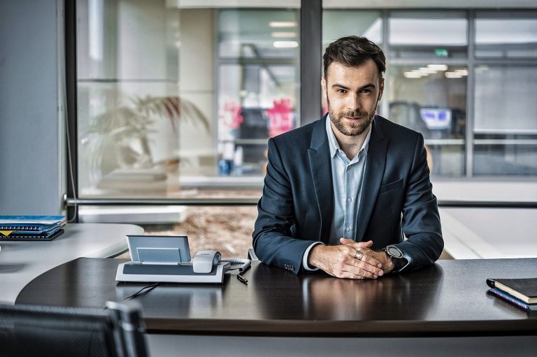 Cine este Denis Hanganu, protagonistul serialului Clanul de la Pro TV. În ce producții de succes a jucat