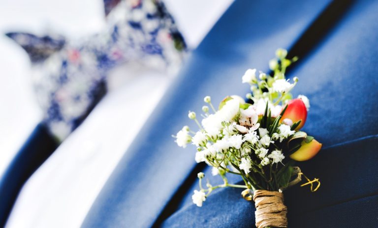 La cine se pun cocarde la nuntă. Tradiții și obiceiuri cunoscute din popor