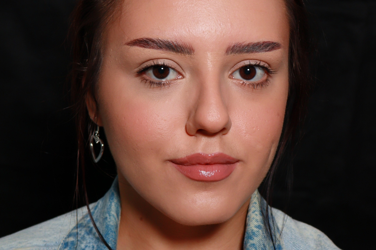 Cum să realizăm un machiaj discret, pentru liceu, în maximum 10 minute