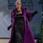 Monica Anghel, în postura de manechin pe podium