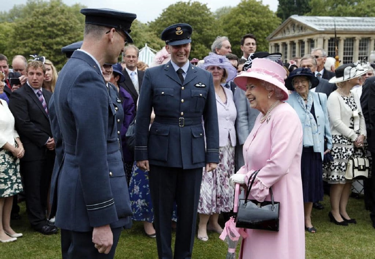 Ce ținea Regina Elisabeta în geanta ei neagră