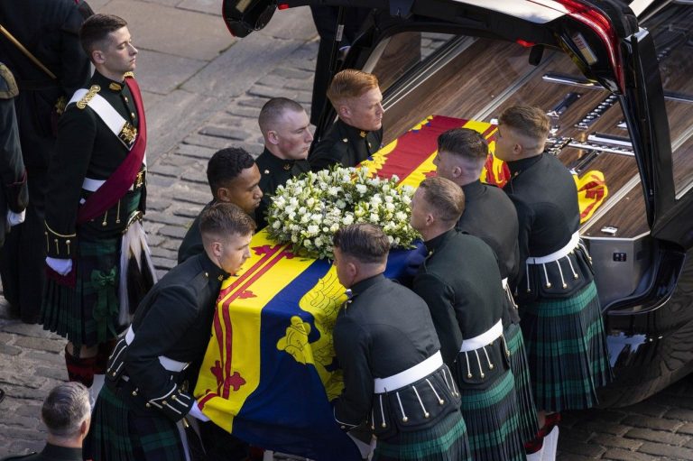 Din ce este făcut, de fapt, sicriul Reginei Elisabeta. „Este foarte dificil de găsit și foarte costisitor”