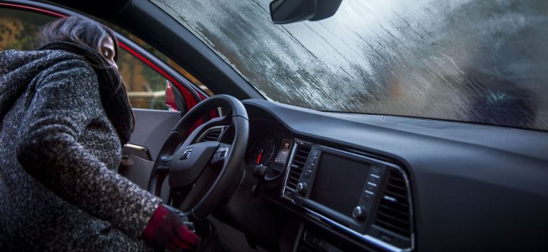 Trucul simplu pentru ca parbrizul mașinii să nu se mai aburească. Ce trebuie să faci, de fapt