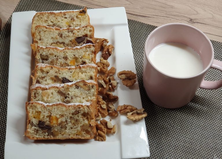 Chec din albușuri cu fructe confiate și nuci. Rețeta pentru un desert rapid și delicios