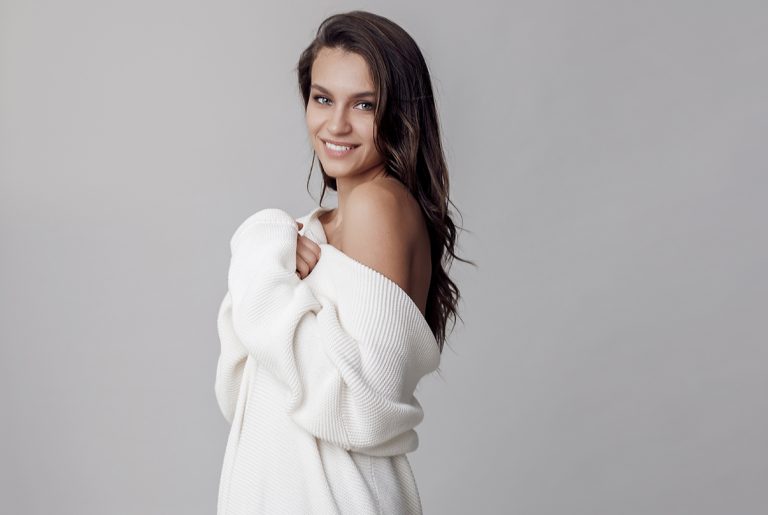 Cum să porți o rochie pulover. 4 idei de ținute