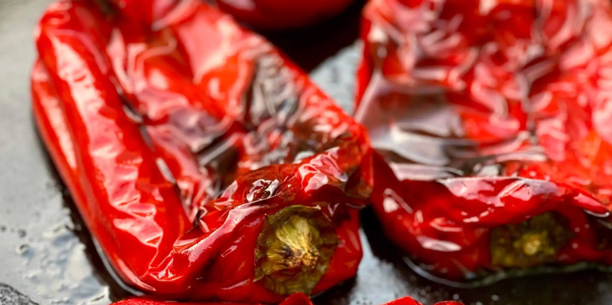 Cum se curata rapid ardeii copti. Metoda banala care iti va usura munca