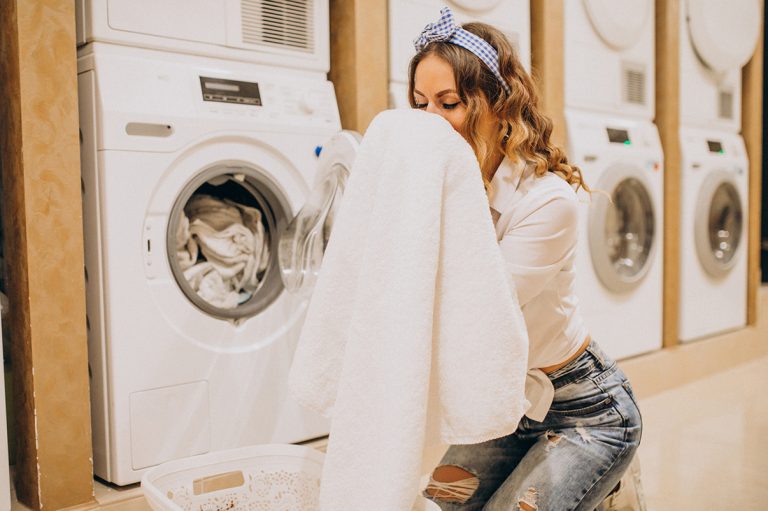 Cum se spală corect hainele. 4 trucuri și idei utile pentru a te bucura cât mai mult de ele