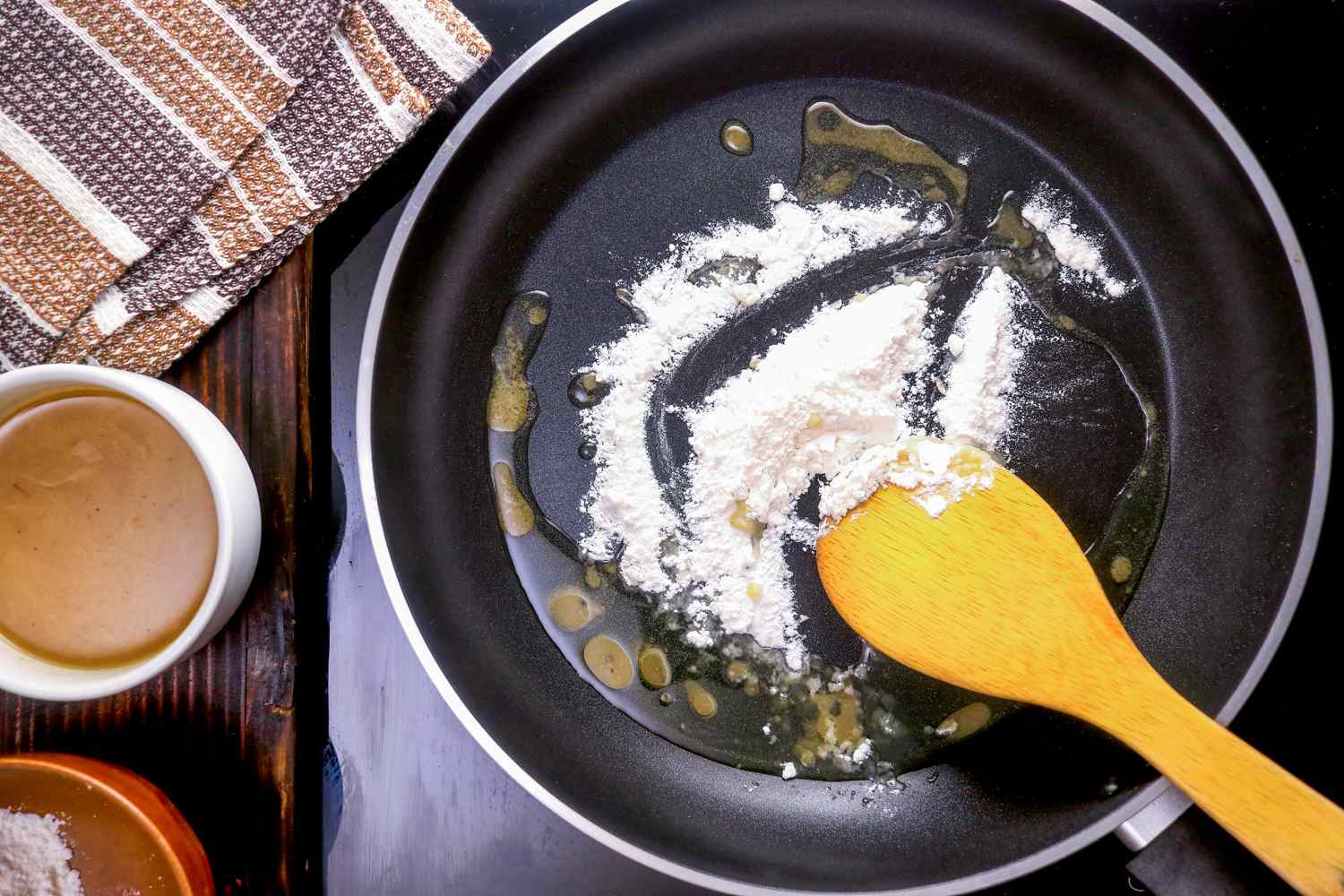 De ce sa amesteci faina de grau si ulei in tigaia neincinsa. Incearca acest truc si nu vei regreta 1