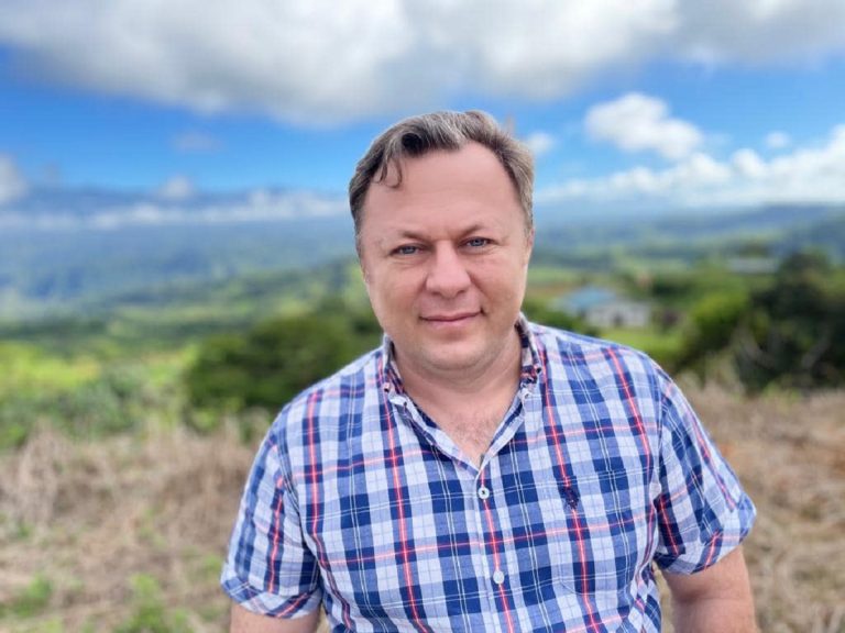 Dragoș Dolănescu tratează depresiile costaricanilor. Cât costă o ședință de terapie: ”Înainte, pacienții mă plăteau în ouă, găini și făină” EXCLUSIV