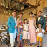 La localul lui, cu familia