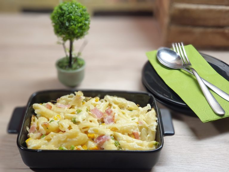 Mac and cheese. Paste cremoase cu sos de brânză, șuncă și mazăre la cuptor, în stil american. Trucul ca să iasă perfecte