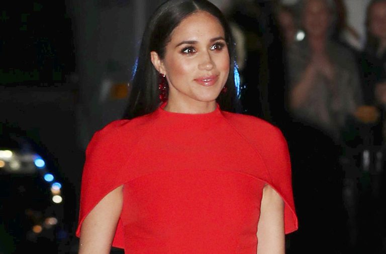 Meghan Markle și Prințesa Charlene și-au făcut apariția în rochii aproape identice. Cine a purtat-o mai bine, potrivit experților în modă