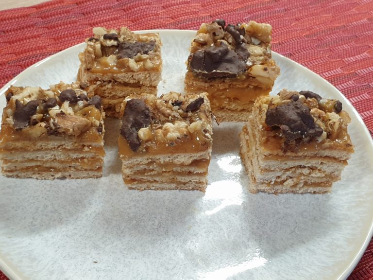 Prăjitura Marlenka cu cremă caramel, nuci și foi cu miere. Rețeta pas cu pas pentru un desert special