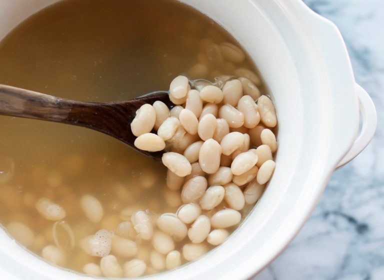 Pune acest ingredient în fasole ca să fiarbă de două ori mai repede. Vei regreta că nu ai încercat asta până acum