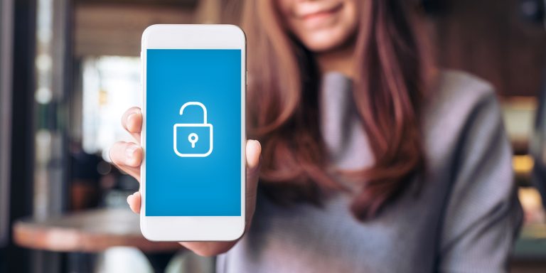 Secretul pentru a debloca telefonul iubitului tău. Trucul simplu pentru a accesa acel dispozitiv care vă stârnește curiozitatea