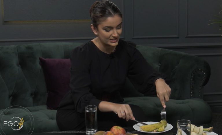 Cum se mănâncă fructele și se bea apa corect, când ieșim în societate. Reguli de bune maniere de la Andreea Ștefănescu, trainer internațional de etichetă VIDEO EXCLUSIV