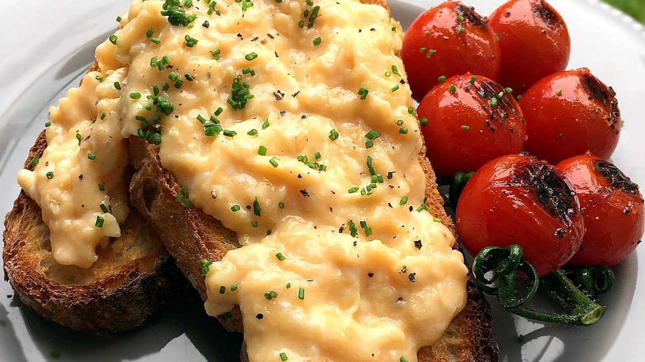 Pune aceste două ingrediente în omletă și va fi cea mai bună pe care ai mâncat-o vreodată