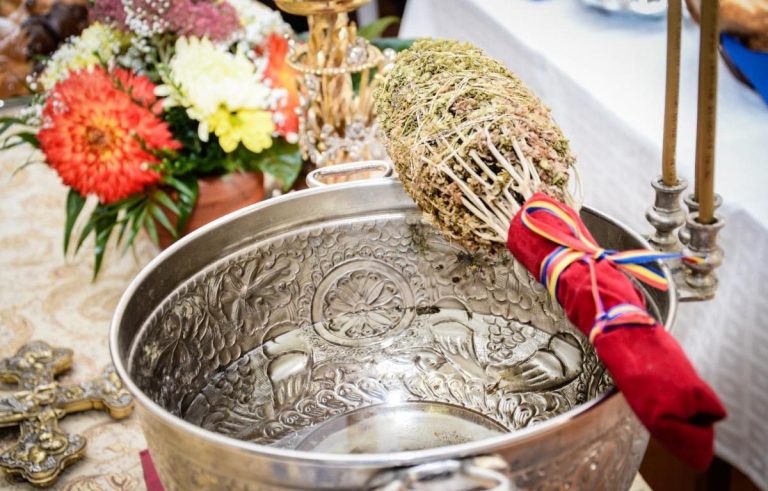 Ce este bine să faci cu uleiul de la sfințirea casei. Sfaturi prețioase de la preot