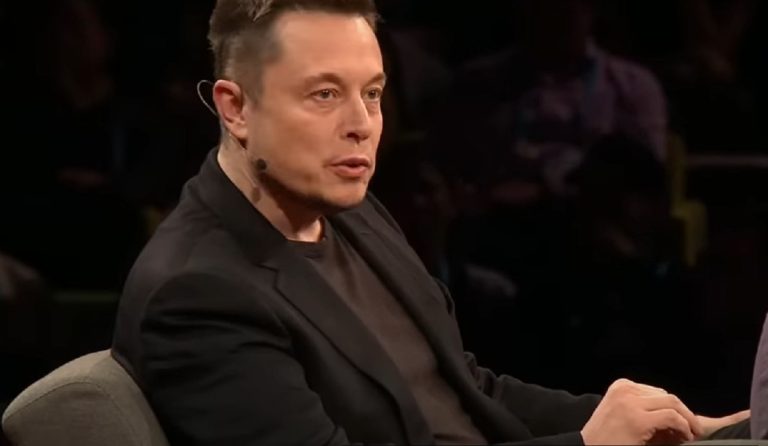 Cine este Elon Musk și cum a ajuns cel mai bogat om din lume. Povestea neștiută a miliardarului excentric