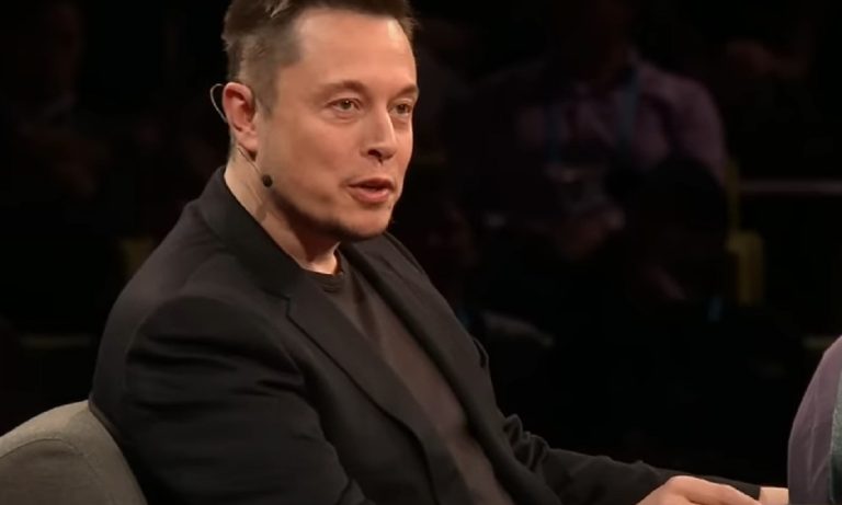 Cine sunt româncele care au fost invitate la petrecerea dată de Elon Musk. Cel mai bogat om din lume a închiriat Castelul Bran de Halloween