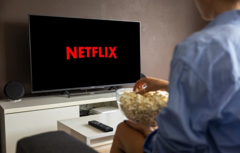 Apar modificări importante la Netflix. Cât va costa, din noiembrie 2022, cel mai ieftin abonament