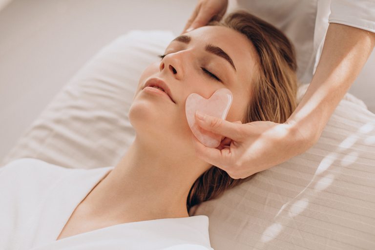 4 obiceiuri de îngrijire pe care să le adopți înainte de apariția semnelor de îmbătrânire. Ce produse faciale sunt esențiale