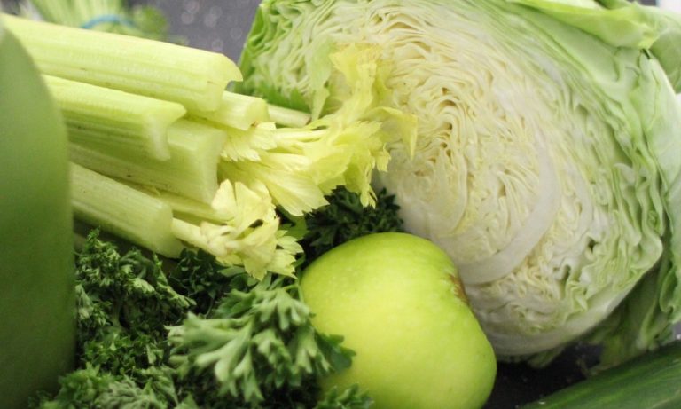 Ce condimente se pun în butoiul cu varză murată, de fapt. Multe gospodine greșesc rețeta. De asta face imediat floare