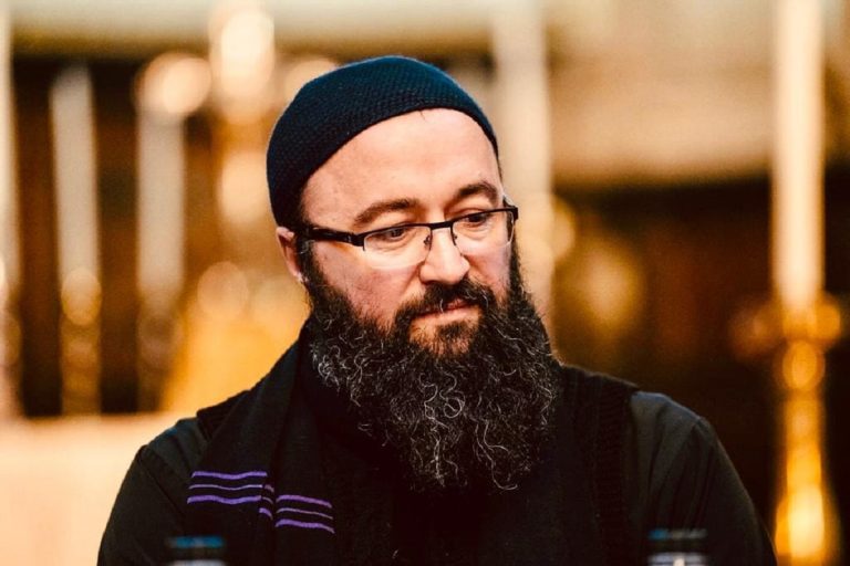 Acuzațiile către părintele Visarion Alexa continuă: „M-a sunat pe videocall și era în duș”. Mărturii halucinante