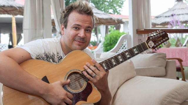 Dan Helciug are un talent ascuns: ”M-am specializat într-o zonă artistică experimentală a "păpușeriei", dedicată adulților”