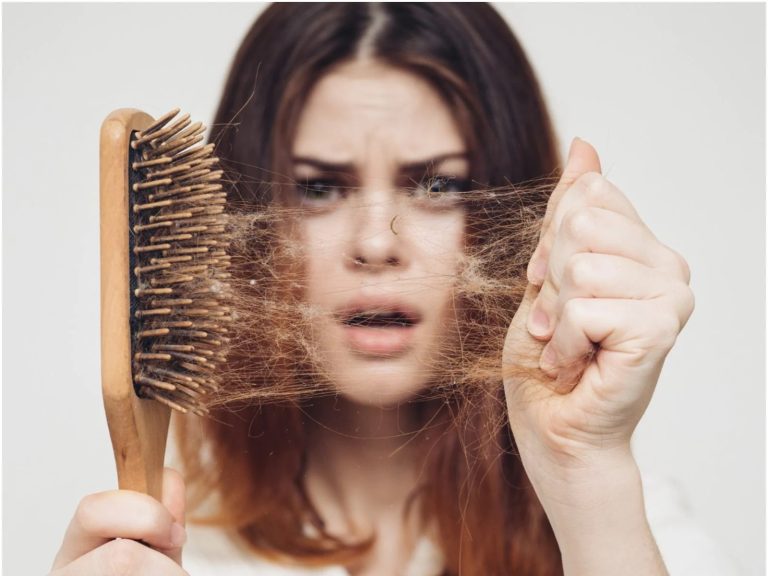 Ce e bine să faci împotriva căderii părului. Metoda simplă și eficientă pe care o poți încerca chiar la tine acasă