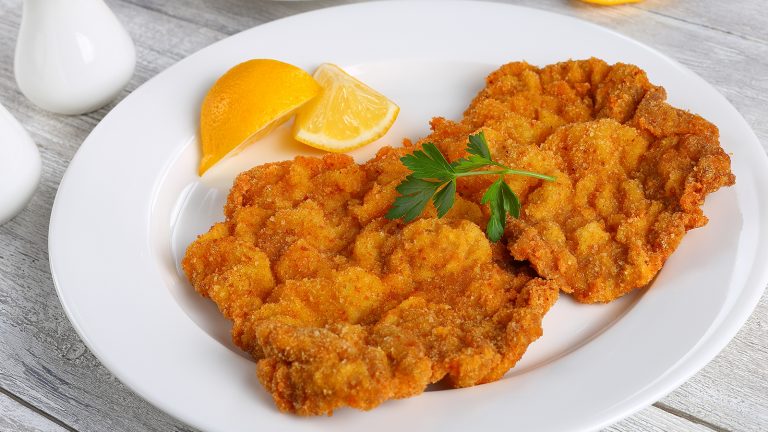 Ce trebuie să faci pentru ca șnițelele să nu mai iasă uleioase. Trucul bucătarilor de top din marile restaurante