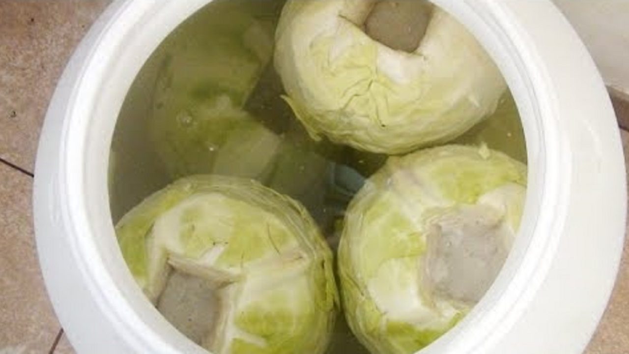 Ingredientul de aur pe care multe gospodine uită să îl pună în butoiul cu varza murată