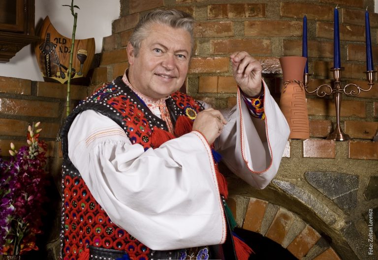 Gheorghe Turda cântă la nunți și pentru mirese în vârstă de peste 50 de ani: ”Adesea, mirele e mai tânăr. Aceste căsătorii pot fi fericite, dispare și gelozia adolescentină” EXCLUSIV