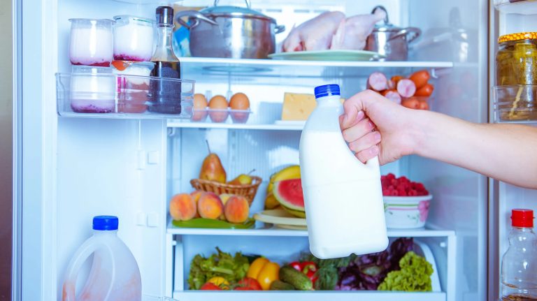 Greșeala pe care o fac toți românii când pun laptele în frigider. Cum trebuie depozitat, de fapt