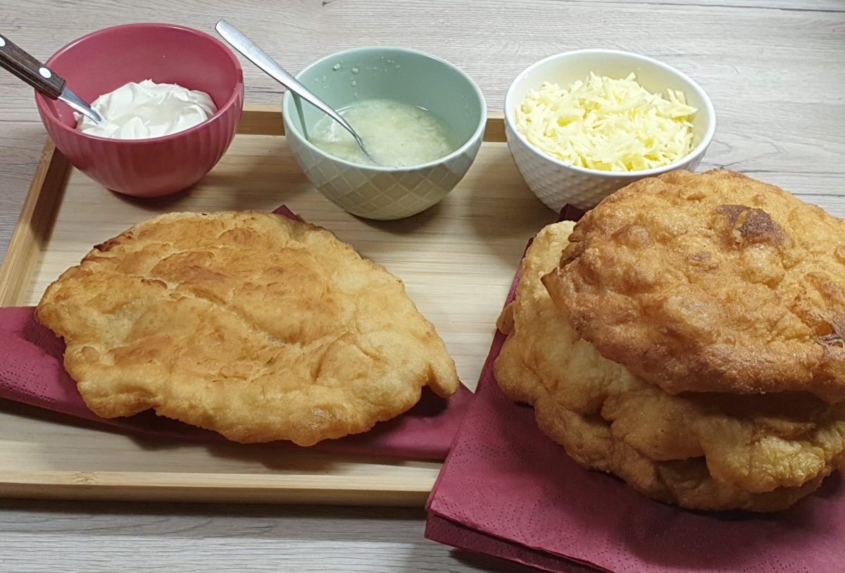 Langoși ungurești cu cașcaval, smântână și mujdei usturoi. Foto: Oana Matei/ego.ro