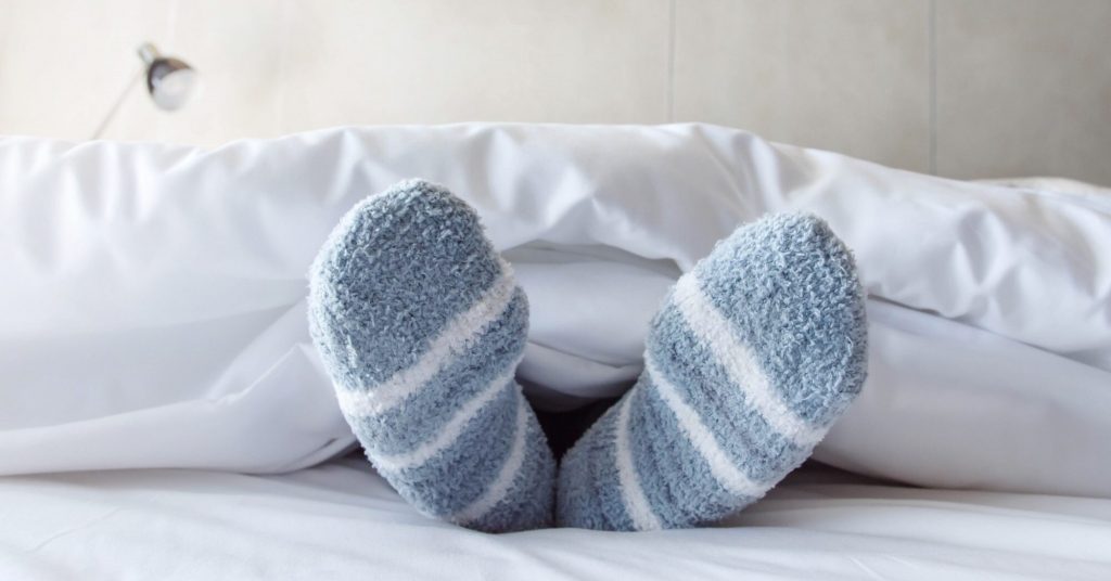 Motivele pentru care ar trebui să renunți la șosete când mergi la culcare