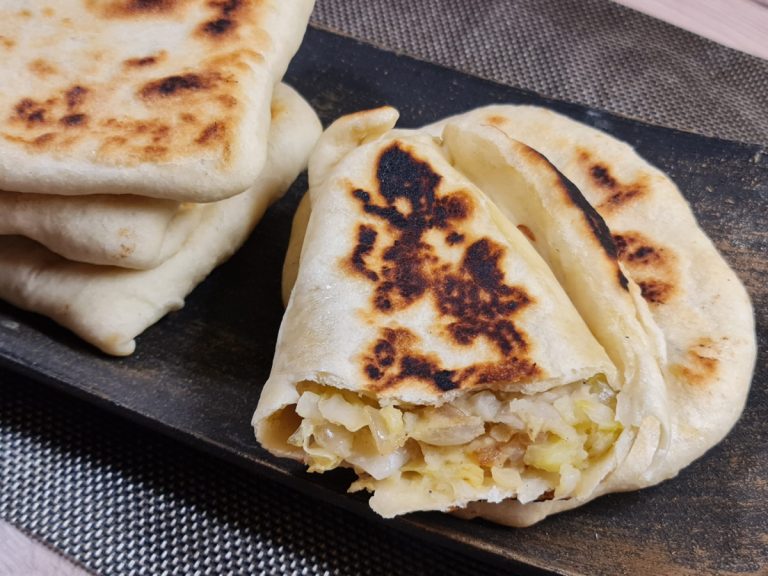 Plăcinte cu varză murată și cartofi la tigaie. Rețeta de post. Ce să adaugi ca să iasă extrem de savuroase