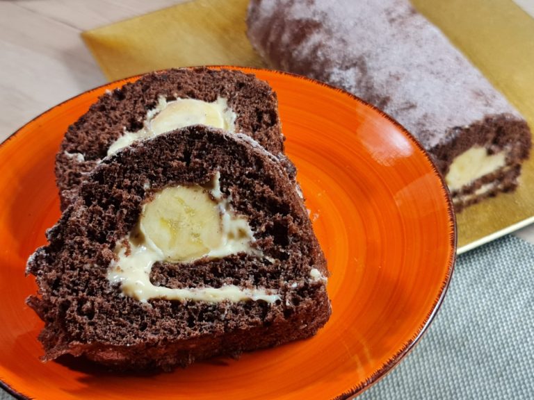 Ruladă cu banane și cremă caramel. Tehnica de rulare a blatului explicată pas cu pas