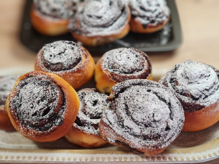 Rulouri cu stafide și scorțișoară. Cum faci cele mai bune cinnamon rolls, secretul care le dă un gust aparte
